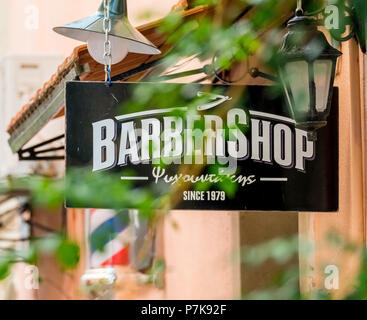 Reklametafeln Barbershop bei einem Friseur in der Altstadt von Rethymno, Europa, Kreta, Griechenland Stockfoto