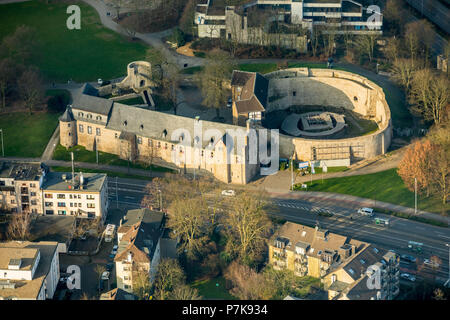 Broich Schloss nach der Restaurierung neben der VHS Mülheim in Mülheim an der Ruhr im Ruhrgebiet in Nordrhein-Westfalen. Schloss Broich ist die älteste, vom späten Karolinger Zeit erhaltene Burganlage nördlich der Alpen. Stockfoto