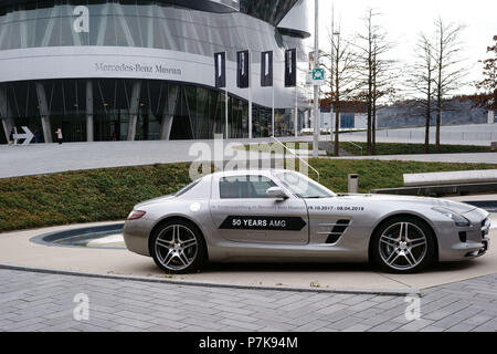 Mercedes AMG Sportwagen ist das Parken auf dem Vorplatz und vor dem Eingang des modernen Mercedes Benz Museum in Stuttgart. Stockfoto