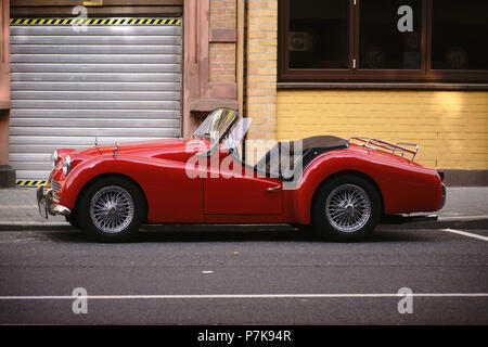 Seitenansicht eines roten Triumph TR3 Roadster, Sportwagen und Oldtimer, Stockfoto