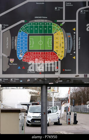 Der Plan des Stadions der Mercedes-Benz Arena mit Platz steht und Sitzgelegenheiten auf einem Schild vor dem Stadion in Stuttgart, Stockfoto