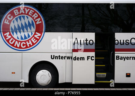 Das Emblem der Fußballverein FC Bayern München auf das Team Bus an einem Spiel in Stuttgart. Stockfoto