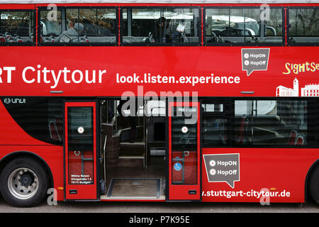 Seitenansicht eines Red Bus City Tours in Stuttgart mit Werbeslogans und Öffnen der Schiebetür Stockfoto