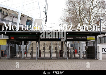 Die gesperrt und Drehkreuz Eingang der Mercedes-Benz Arena an der "Kärcher Tribüne" in Stuttgart. Stockfoto