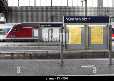 Ankunfts- und Abfahrtszeiten am Münchner Hauptbahnhof Stockfoto