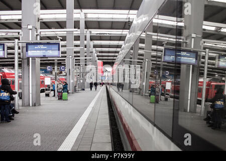 Reflexion der Plattform in die Fensterscheibe eines Zuges. Stockfoto