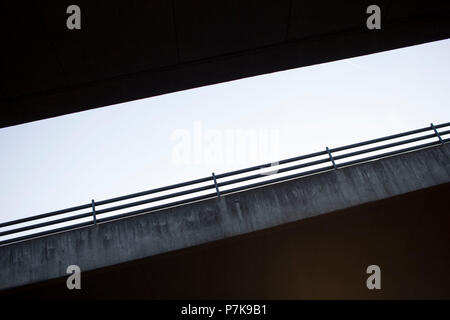 Die tormin Brücke von unten. Stockfoto