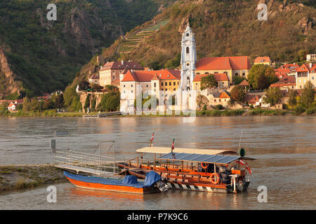 Blick auf die Donau bei Dürnstein mit Stiftskirche, Wachau, UNESCO-Weltkulturerbe, Österreich Stockfoto