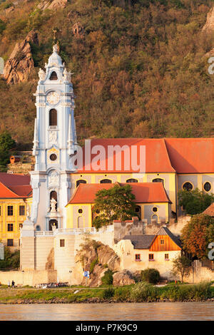 Blick auf die Donau bei Dürnstein mit Stiftskirche, Wachau, UNESCO-Weltkulturerbe, Österreich Stockfoto