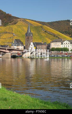 Blick über die Mosel in Bernkastel-Kues im Herbst, Rheinland-Pfalz, Deutschland Stockfoto