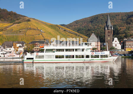 Blick über die Mosel in Bernkastel-Kues im Herbst, Rheinland-Pfalz, Deutschland Stockfoto