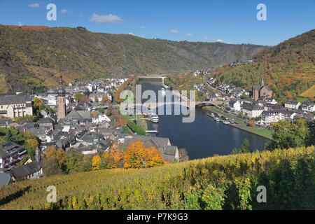 Blick von der Kaiserburg bis Cochem mit Pfarrkirche St. Martin, Mosel, Rheinland-Pfalz, Deutschland Stockfoto