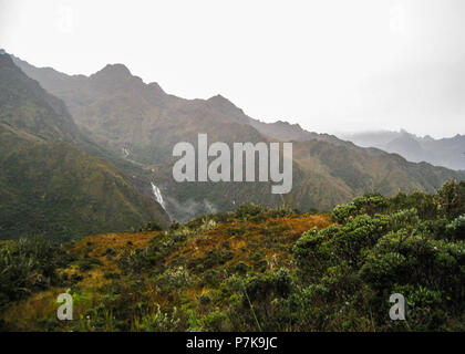 Landschaft von einem Wasserfall in den Anden von einer grünen wilden Feld entlang der Inka Trail. Peru. Südamerika. Keine Menschen. Stockfoto