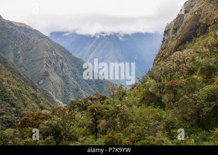 Die Natur in den Bergen mit den Wolken im Hintergrund, die den Peak. Anden. Peru. Keine Menschen. Stockfoto