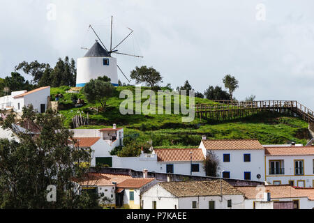Die kleine malerische Stadt von Odeceixe mit seiner hübschen Altstadt in der Nähe der Wilden felsigen Küste am Atlantischen Ozean Stockfoto