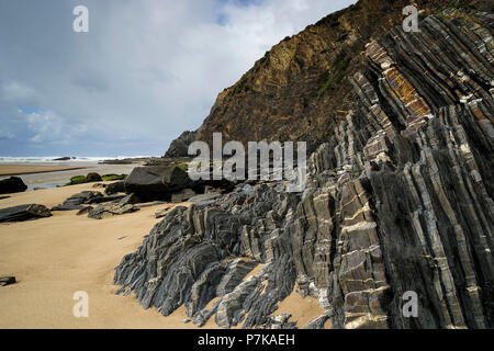 Praia de Odeceixe und der Mündung des Ribeira da Odeceixe in den Atlantischen Ozean bei Odeceixe auf die wilde, felsige Küste am Atlantischen Ozean Stockfoto