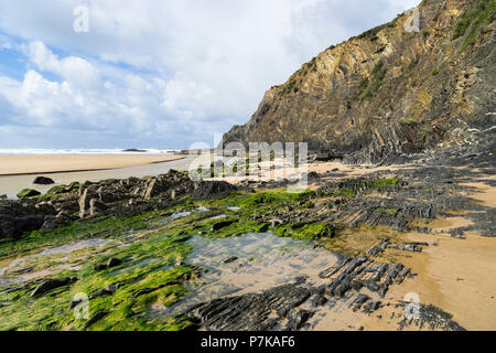 Praia de Odeceixe und der Mündung des Ribeira da Odeceixe in den Atlantischen Ozean bei Odeceixe auf die wilde, felsige Küste am Atlantischen Ozean Stockfoto