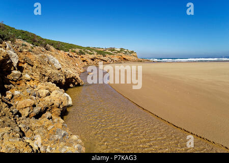 Praia da bordeira mit der Mündung des Ribeira da Carrapateira in den Atlantischen Ozean in der Nähe von dem kleinen Fischerdorf Carrapateira auf die wilde, felsige Küste am Atlantischen Ozean Stockfoto