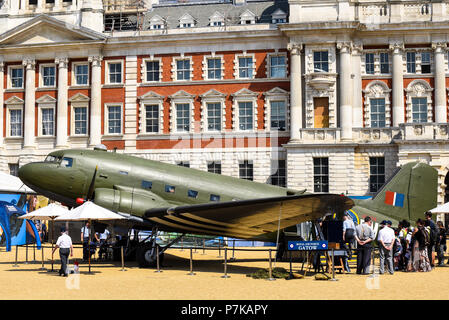 RAF100-Flugzeugtour auf der Horse Guards Parade, London, Großbritannien. 100. Jahrestag der Royal Air Force. RAF 100-Feier. Douglas C-47 Dakota Stockfoto