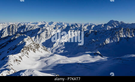 Winter Berge, Blick von der Roten Kogl über die Stubaier Alpen in den Zillertaler Alpen, Tirol, Großvenediger und Olperer und Hochfernerspitzen und die Grabspitze und Wilde Kreuzspitze und Habicht Stockfoto