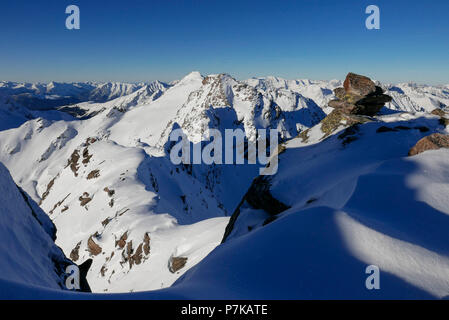 Blick vom Gipfel des Weitkarspitzen auf Kraspesspitz, Hintergrund der Nördlichen Kalkalpen, Tirol Stockfoto