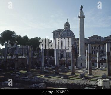 VISTA DEL FORO DE TRAJANO, AL FONDO LA COLUMNA DE TRAJANO Y LA IGLESIA DEL SANTISIMO NOMBRE DE MARIA. Lage: FOROS IMPERIALES, ITALIA. Stockfoto