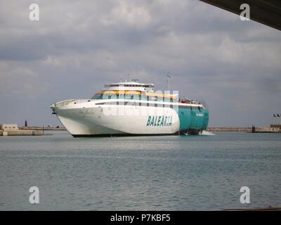 SUPER FAST FERRY FEDERICO GARCIA LORCA - BUQUE DE LA EMPRESA BALEARIA QUE VA A LAS ISLAS BALEARES. Ort: PUERTO, Denia, Alicante, Spanien. Stockfoto