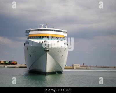 SUPER FAST FERRY FEDERICO GARCIA LORCA - BUQUE DE LA EMPRESA BALEARIA QUE VA A LAS ISLAS BALEARES. Ort: PUERTO, Denia, Alicante, Spanien. Stockfoto