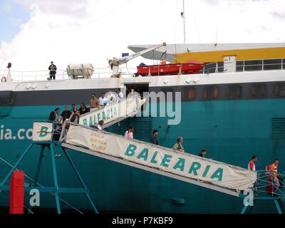 ESCALERAS DEL SUPER FAST FERRY FEDERICO GARCIA LORCA - BUQUE DE LA EMPRESA BALEARIA QUE VA A LAS ISLAS BALEARES. Ort: PUERTO, Denia, Alicante, Spanien. Stockfoto