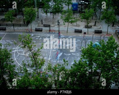 GRANIZADA EN LA ZONA DE JUEGOS DE LA Avenida del General Peron. Ort: Außen, MADRID, SPANIEN. Stockfoto