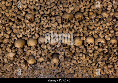 Knochen gestapelt in einem Beinhaus, Capela dos ossos Parede, Kapelle der Knochen, Knochen Kapelle, das Beinhaus in Évora Évora Évora, Portugal, Europa Stockfoto