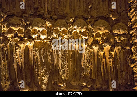 Knochen gestapelt in einem Beinhaus, Capela dos ossos Parede, Kapelle der Knochen, Knochen Kapelle, das Beinhaus in Évora Évora Évora, Portugal, Europa Stockfoto