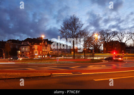 Kreisverkehr "Am Stern" mit alten Bremen Häuser in der Dämmerung in Schwachhausen, Bremen, Deutschland, Europa Stockfoto