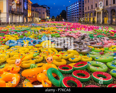 Panorama auf der Piazza Grande in Locarno am Abend mit Kunst aus bunten schwimmen Reifen Stockfoto