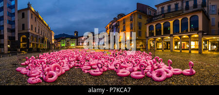 Panorama auf der Piazza Grande in Locarno am Abend mit Kunst aus rosa Flamingos aus Kunststoff Stockfoto