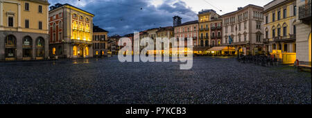 Panorama auf der Piazza Grande in Locarno in der blauen Stunde Stockfoto