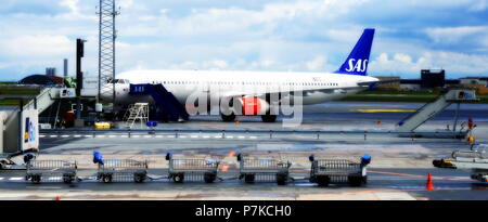 SAS-Ebene am Flughafen Kopenhagen - Kastrup Stockfoto