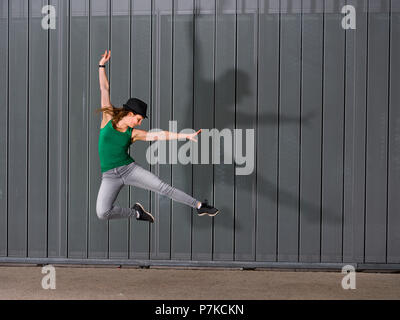 Springen Teenager mit Silhouette, Lifestyle, 18 Jahre alt, Weiblich, städtische Umwelt Stockfoto