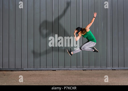 Springen Teenager mit Silhouette, Lifestyle, 18 Jahre alt, Weiblich, städtische Umwelt Stockfoto