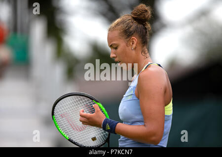 Freya Christie sieht bei einem Verlust in der Frauen singles Qualifizieren für die 2018 Natur Tal Öffnen in Nottingham, UK frustriert. Christie ist eine britische Professional Female tennis Players. Stockfoto