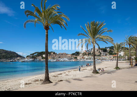 Strandpromenade mit Blick auf den Hafen, Port de Soller, Mallorca, Balearen, Spanien Stockfoto