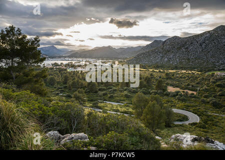 Blick von der Straße zum Cap de Formentor, Port de Pollensa, hinter die Berge der Serra de Tramuntana, Port de Pollenca, Mallorca, Balearen, Spanien Stockfoto