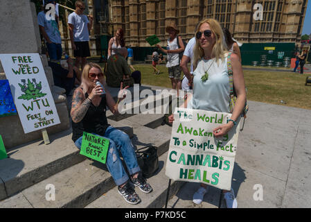 London, Großbritannien. 6. Juli 2018. Die Mitglieder der Gruppe "Wir, die Unterzeichnenden haben ein gesetzliches Recht Cannabis" Protest im Alten Schloss Hof in Unterstützung von Newport West Labour MP Paul Flynn's Private Member Bill verwenden, um die medizinische Verwendung von Cannabis wurde erwartet heute Nachmittag diskutiert werden. Einwände von MPs verhindert die Debatte und es war zurück bis Oktober geschoben. Credit: Peter Marschall/Alamy leben Nachrichten Stockfoto