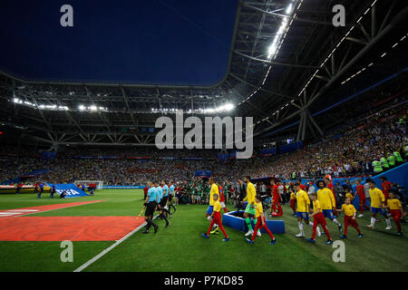 Die Mannschaften laufen, bevor der 2018 FIFA WM-Viertelfinale zwischen Brasilien und Belgien bei Kazan Arena am 6. Juli 2018 in Kasan, Russland. (Foto von Daniel Chesterton/phcimages.com) Stockfoto