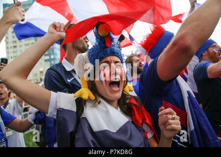 Nischni Nowgorod, Russland. 6. Juli, 2018. Eine weibliche französische Fußball-Fan gesehen feiern. Französische Fußball-Fans ihre Nationalmannschaft Sieg über Uruguay während der viertelfinalegleichen der Russland 2018 Weltcup Finale feiern. Credit: Aleksey Fokin/SOPA Images/ZUMA Draht/Alamy leben Nachrichten Stockfoto