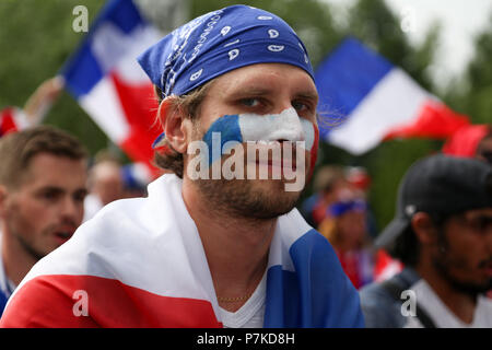 Nischni Nowgorod, Russland. 6. Juli, 2018. Französische Fußball-Fan während des Spiels gesehen. Französische Fußball-Fans ihre Nationalmannschaft Sieg über Uruguay während der viertelfinalegleichen der Russland 2018 Weltcup Finale feiern. Credit: Aleksey Fokin/SOPA Images/ZUMA Draht/Alamy leben Nachrichten Stockfoto