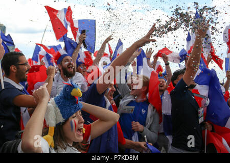 Nischni Nowgorod, Russland. 6. Juli, 2018. Französische Fußball-Fans gesehen Feiern mit ihren nationalen Flaggen. Französische Fußball-Fans feiern ihre Nationalmannschaft Sieg über Uruguay während der viertelfinalegleichen der Russland 2018 World Cup Finals. Credit: Aleksey Fokin/SOPA Images/ZUMA Draht/Alamy leben Nachrichten Stockfoto