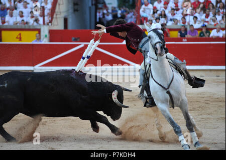 Pamplona, Spanien. 7. Juli 2018. Stierkämpfer Leonardo Hernandez bei einem Stierkampf zu Pferde im San Fermin Fiestas in Pamplona, Spanien, 6. Juli 2018. Primera corrida de rejoneo en las Fiestas de San Fermín Credit: CORDON PRESSE/Alamy leben Nachrichten Stockfoto