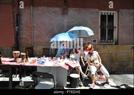 Pamplona, Spanien. 7. Juli 2018. Nachtschwärmer warten, bis die ersten Stierkampf in Pamplona San Fermín Festival, vom 6. Juli 2018. Primera corrida de rejoneo en las Fiestas de San Fermín Credit: CORDON PRESSE/Alamy leben Nachrichten Stockfoto