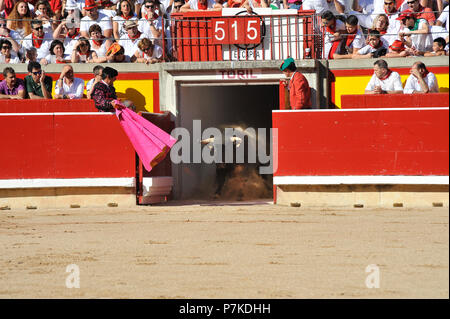 Pamplona, Spanien. 7. Juli 2018. Ein Stier geht aus der Bullen in den Ring im ersten Stierkampf San Fermín Festival in Pamplona, 6. Juli, 2018. Primera corrida de rejoneo en las Fiestas de San Fermín Credit: CORDON PRESSE/Alamy leben Nachrichten Stockfoto